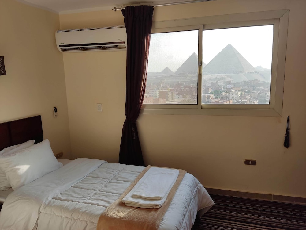 Oscar pyramids view — Giza — photo 5
