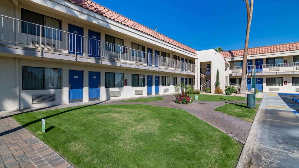 Rodeway Inn & Suites Thousand Palms Rancho Mirage - photo 39