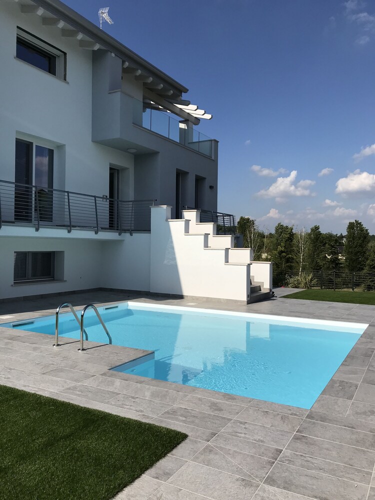 B&B Boutique Villa Sara — 4-Star Luxury Hotel in Peschiera Del Garda, Italy