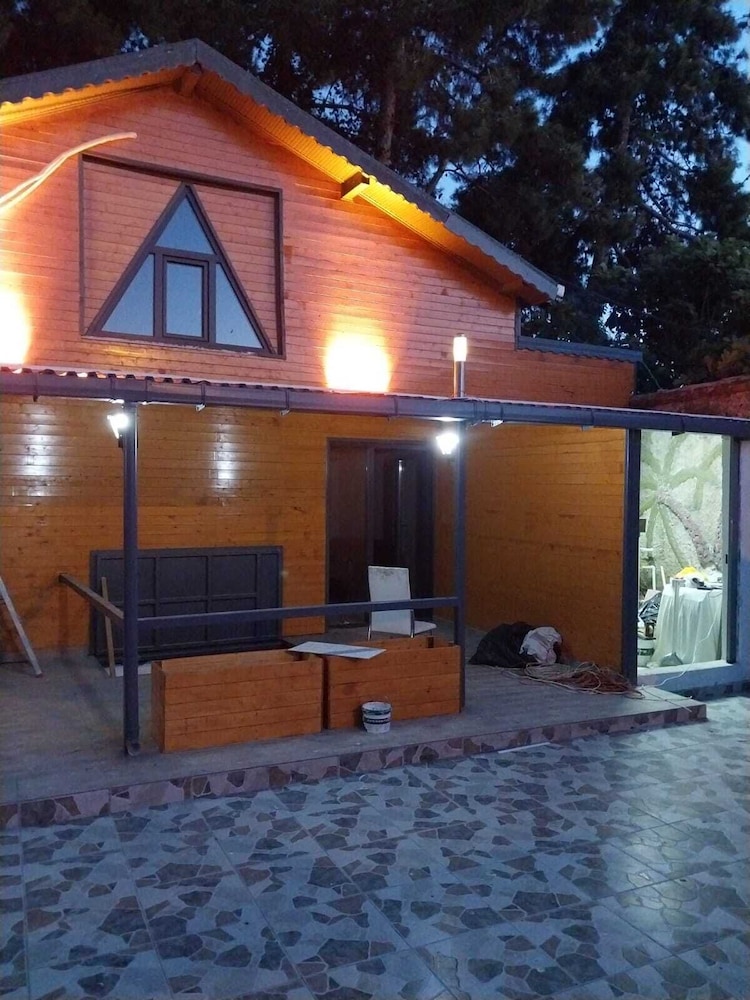 Zema Hotel — hotel in Chekmejeh