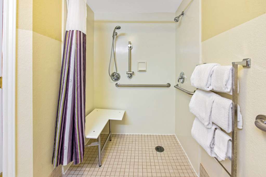 La Quinta Inn & Suites by Wyndham USF - photo 19
