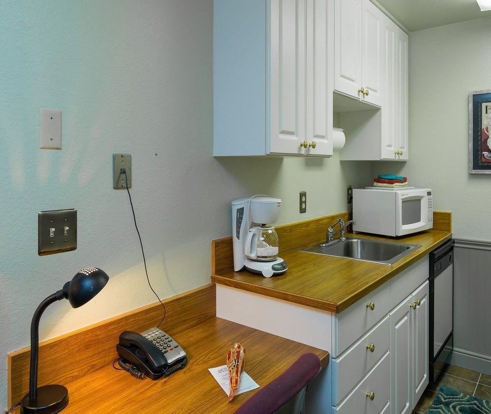 Bond Hotel & Extended Stay - photo 5