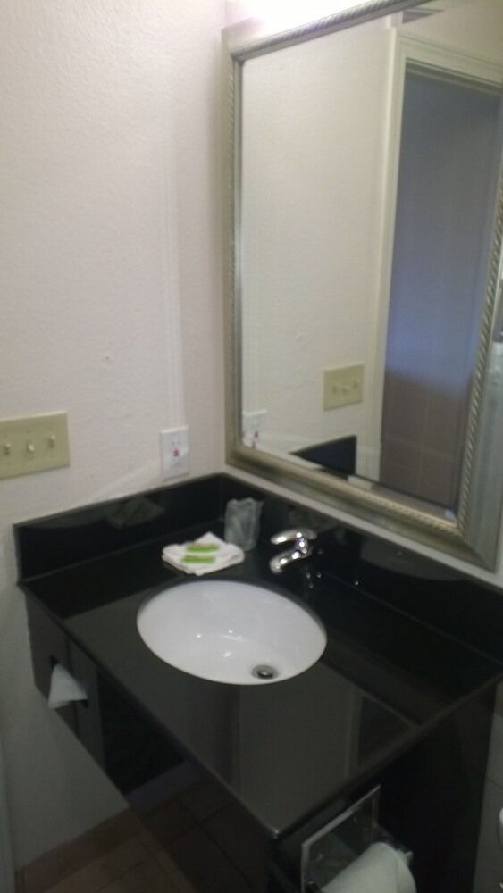 Banfield Value Inn - photo 28