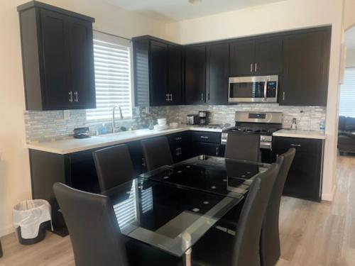 Spacious 4 bedroom house — 4-Star Luxury Hotel in Stockton, United States