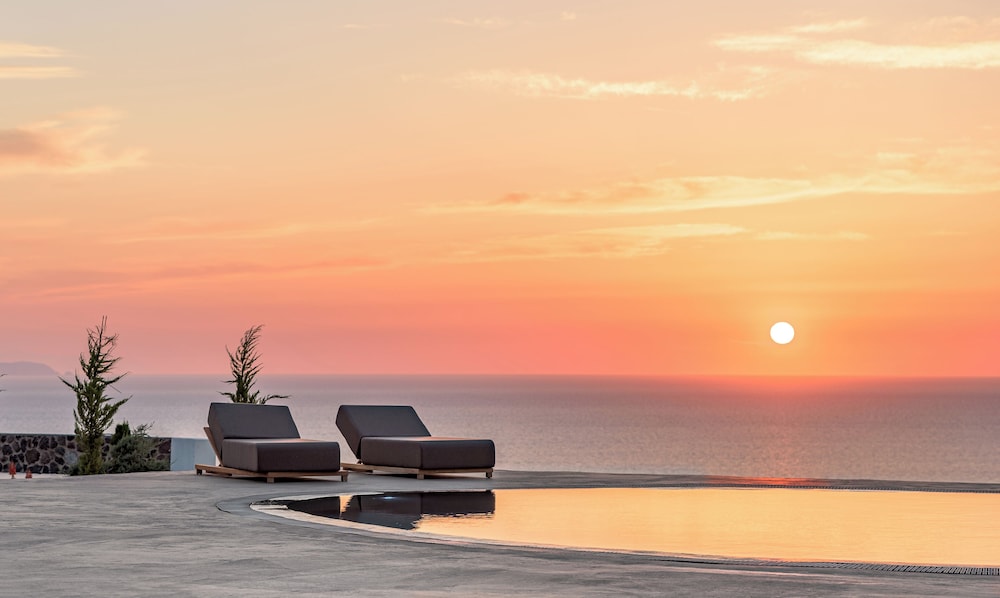 Saint Apostles Villas — 4-Star Luxury Hotel in Fira, Greece