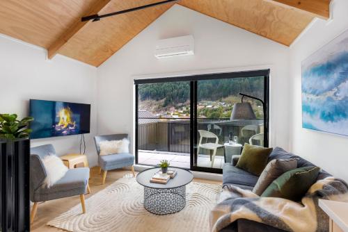 Modern Central Living 3 Bed Aprtmnt with Gym — 4-Star Luxury Hotel in Queenstown, New Zealand