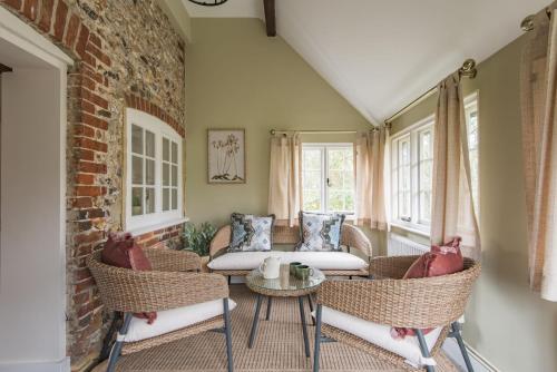 Crow Cottage by Bloom Stays — 4-Star Luxury Hotel in Faversham, United Kingdom