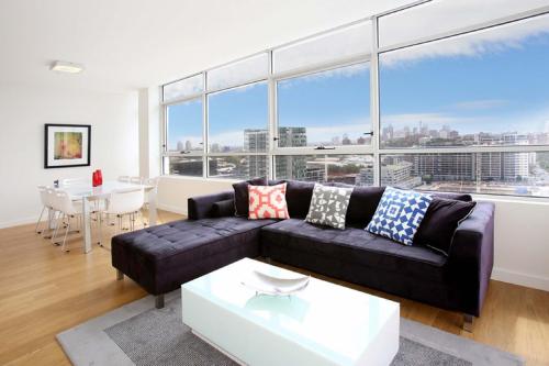 Gadigal Groove Modern and Bright 3BR Executive Apartment in Zetland with Views — 4-Star Luxury Hotel in Sydney, Australia