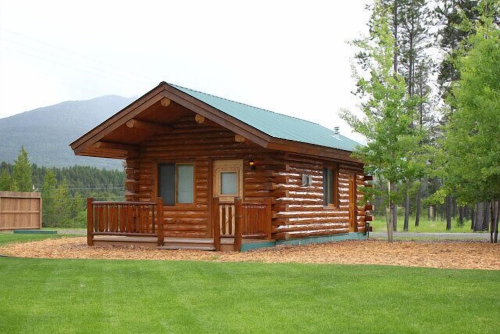 Silverwolf Log Chalet Resort - carbon neutral hotel in Coram