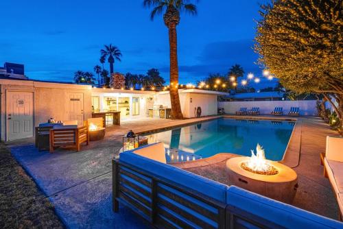 Iconic Luxe Entertainment Villa With Heated Pool Sauna