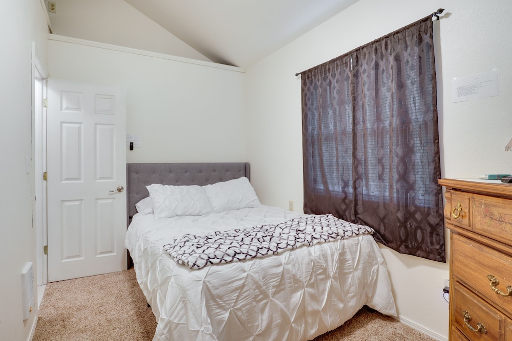 Salem Getaway w Hot Tub Near Parks & Boating in Salem, United States