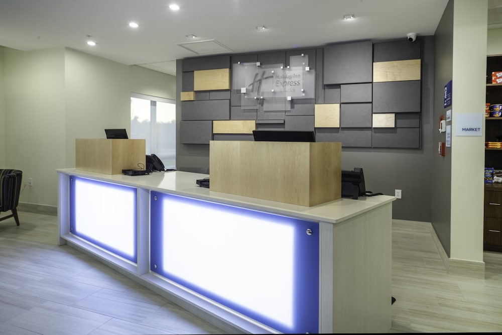 Holiday Inn Express & Suites Fort Myers Airport by IHG - photo 2