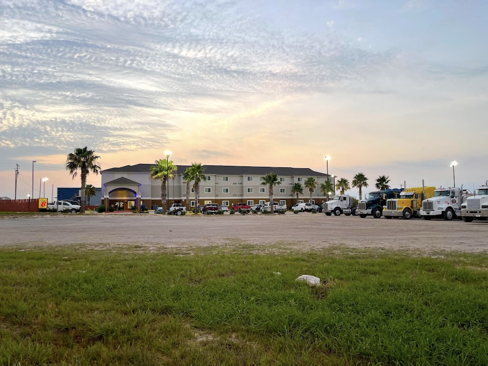 Super 8 by Wyndham Kenedy - featured photo