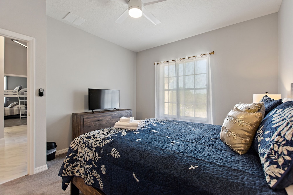 Gold Rest @ Calabay Parc Tower Lake By Shine 412 4 Bedroom Villa - photo 6
