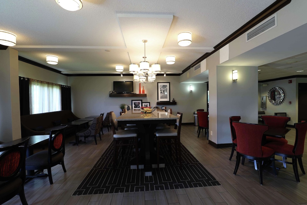 Hampton Inn Dyersburg - photo 3