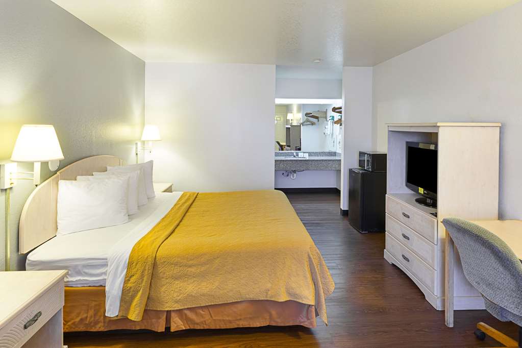 Econo Lodge San Antonio South - photo 19