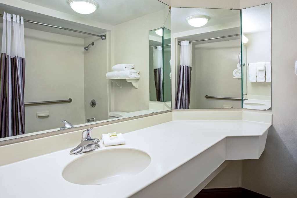 La Quinta Inn & Suites by Wyndham Tucson Airport - photo 19