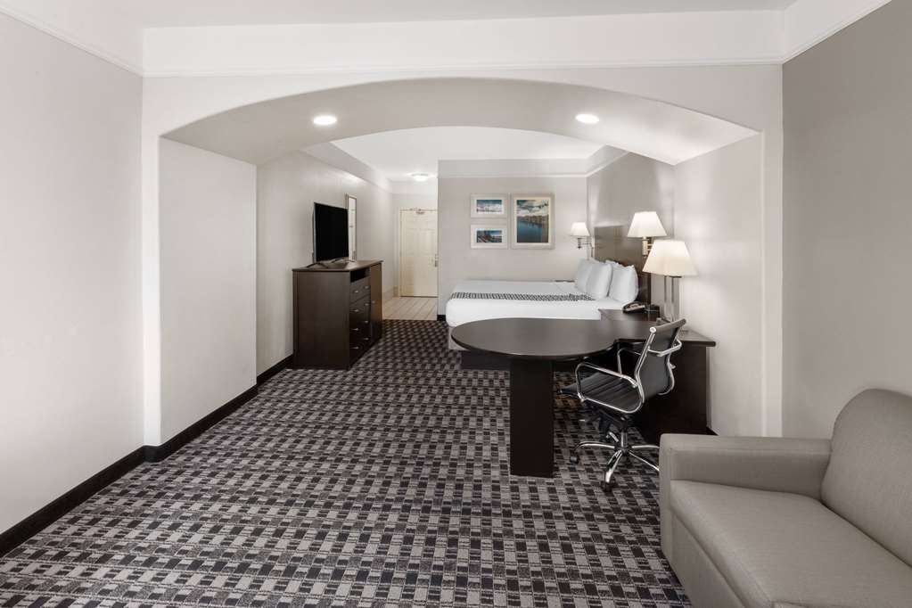 La Quinta Inn & Suites by Wyndham Deer Park - photo 15