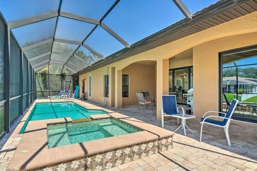 Private Pool and Grill Canalfront Cape Coral Home — 4-Star Luxury Hotel in Cape Coral, United States