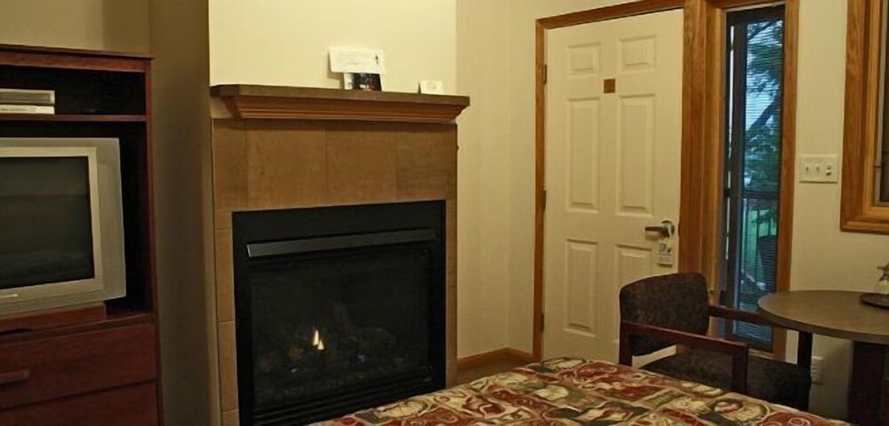 Lake Bluff Inn and Suites - photo 5