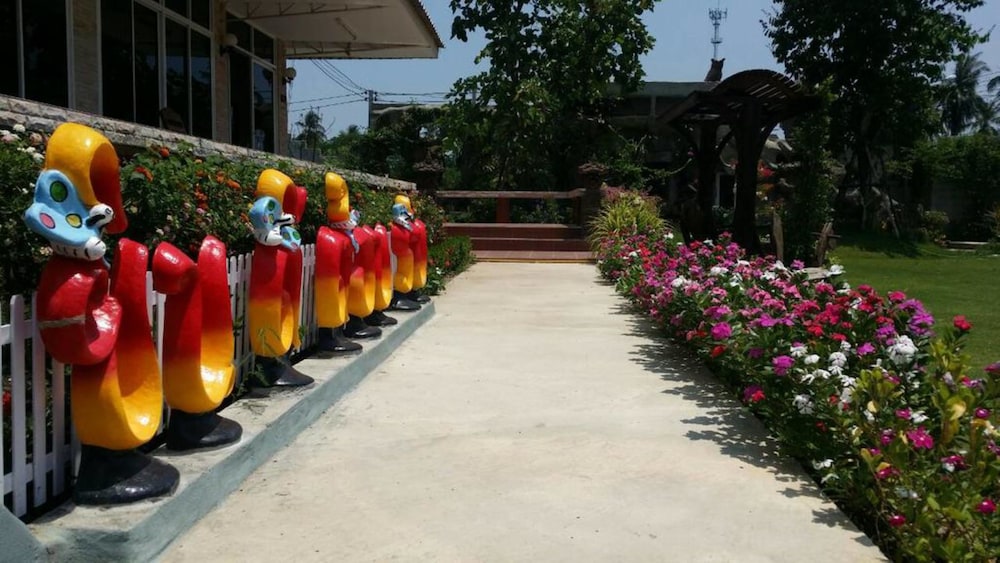 Watinee Resort - carbon neutral hotel in Photharam