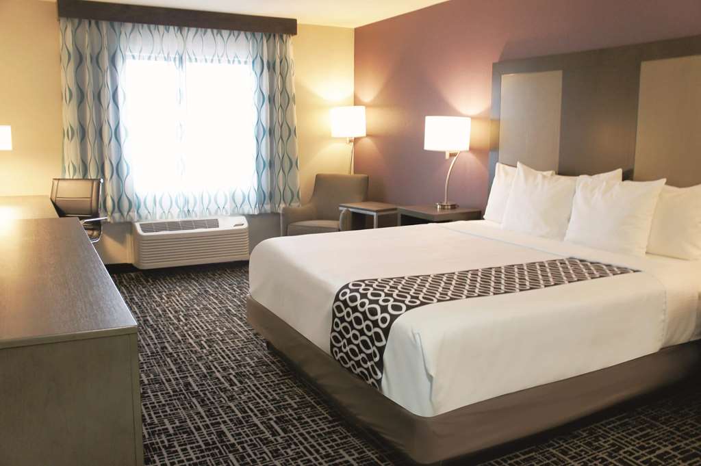 La Quinta Inn & Suites by Wyndham Wichita Airport - photo 9