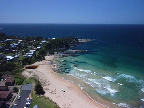 Ocean Views Walk to Malua Beach EV & Pet Friendly — hotel in Malua Bay