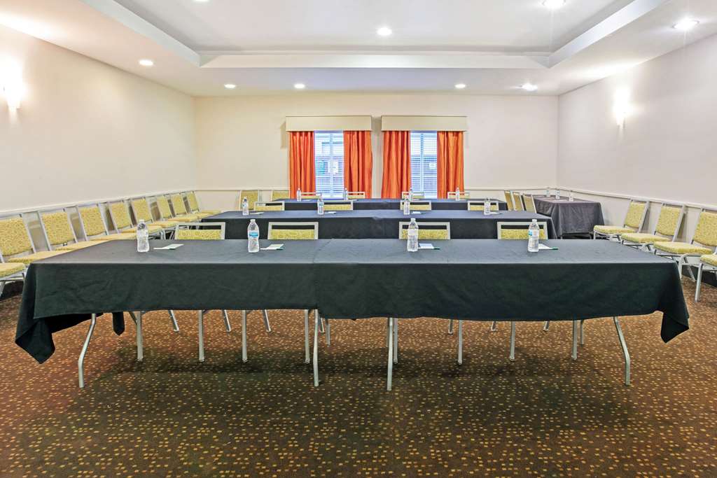 La Quinta Inn & Suites by Wyndham Paris - photo 25