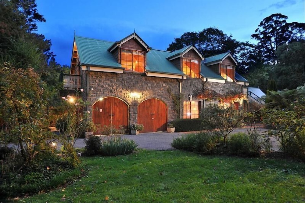 Mary Cards Coach House — 4-Star Luxury Hotel in Olinda, Australia