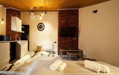 Top Location Cozy Wooden Ceiling Apt by Wehost