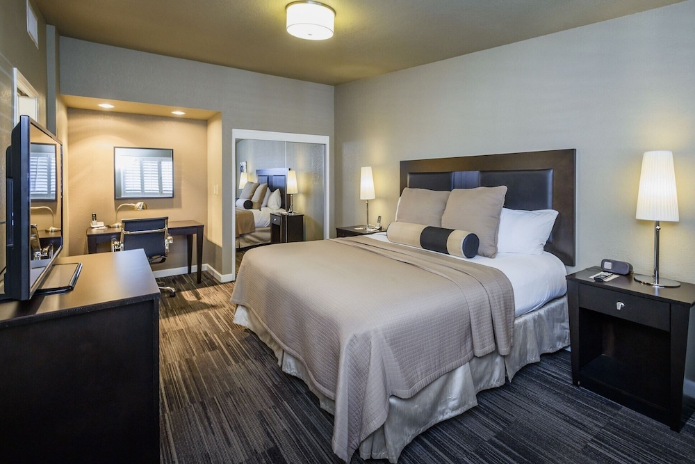 Lions Gate Hotel - photo 6