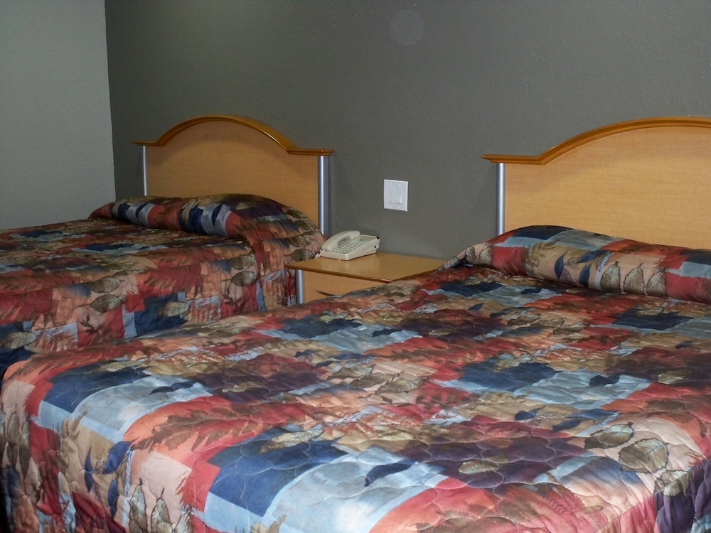 Scottish Inn & Suites - photo 17