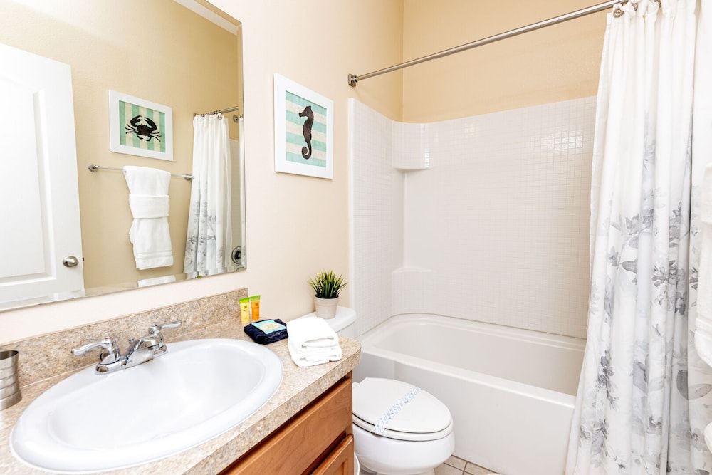 Newly Remodeled 1 story 5 Bed 5 Bath with Pvt Pool Spa And Game Room - photo 18