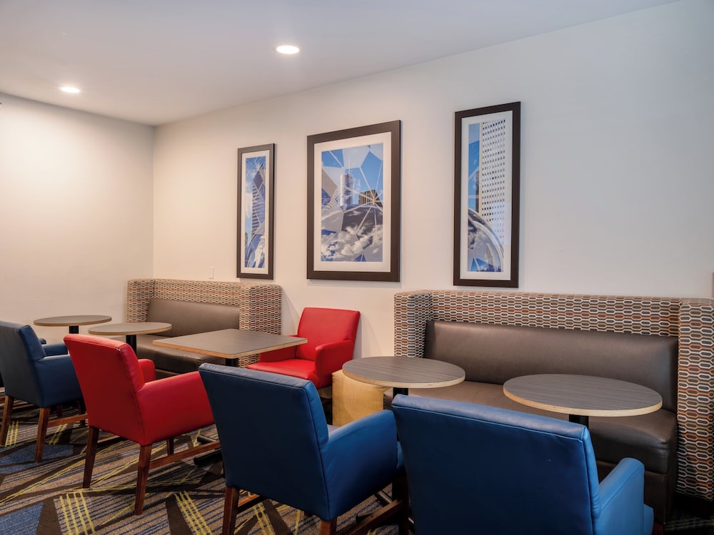 Holiday Inn Express & Suites Chicago Libertyville by IHG - photo 54