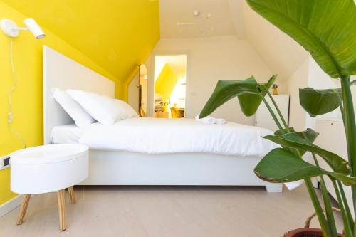 Sunny retreat near metro 12 min to Duomo — 4-Star Luxury Hotel in Milan, Italy