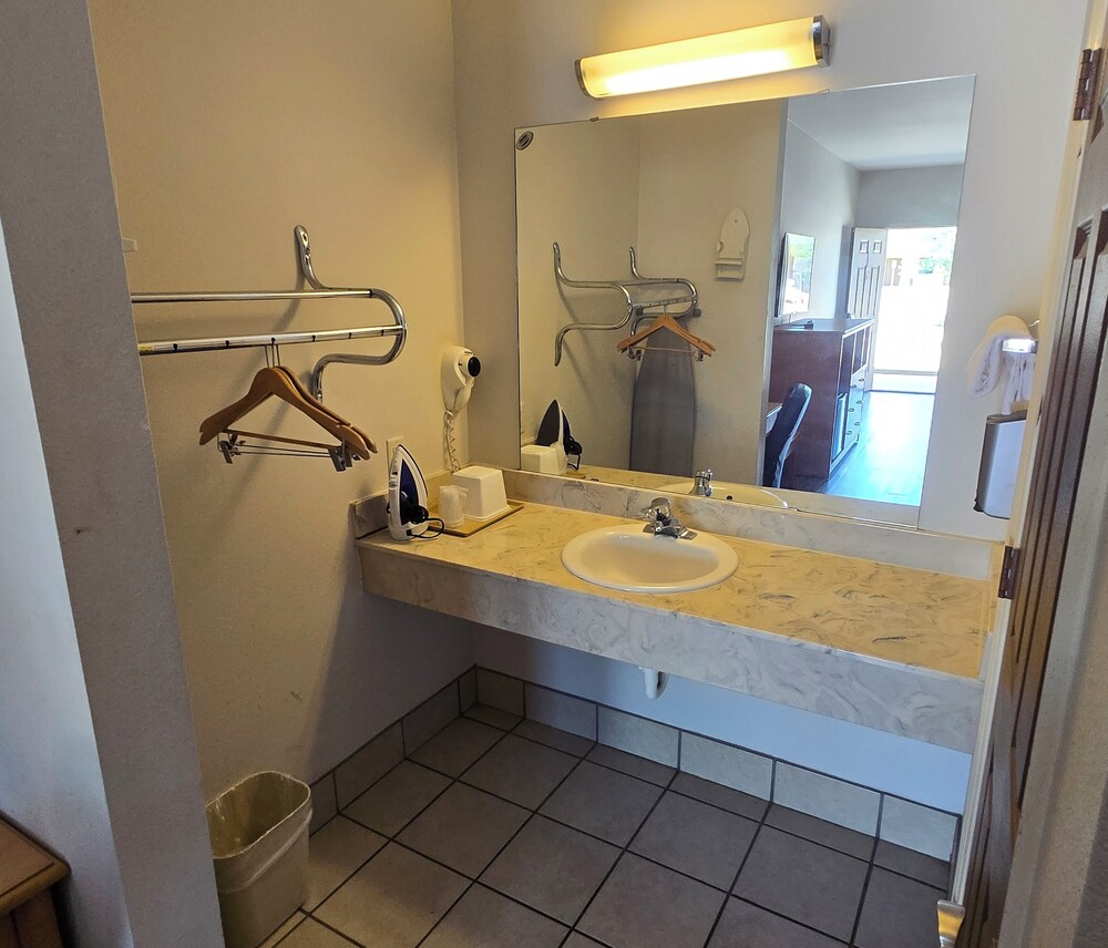 Whitesboro Inn & Suites - photo 13