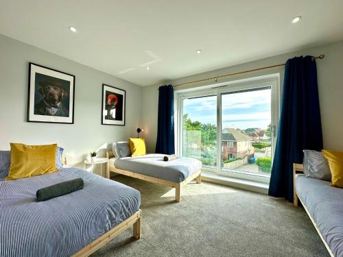 Brand New 4 Bedroom House Sleeps 9 Free Parking Great Location Fast WiFi Smart TV Close to Poole & Bournemouth & Sandbanks — 4-Star Luxury Hotel in Poole, United Kingdom
