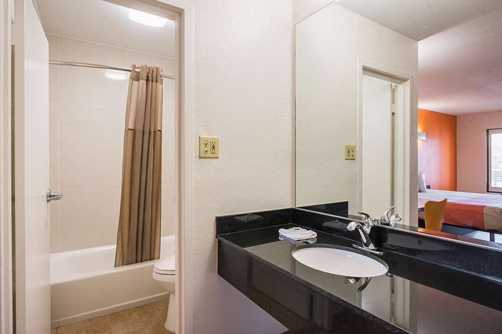 Motel 6 Savannah GA Midtown - photo 17