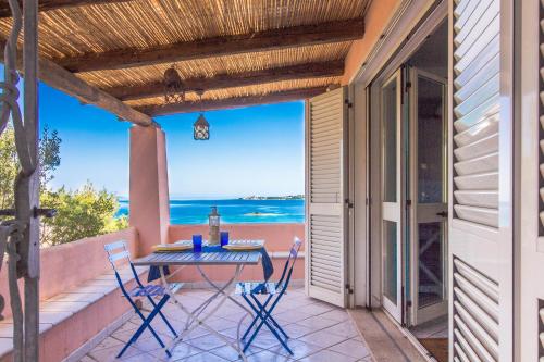 Blu Sea View Apt near La Conia Beach W Parking — 4-Star Luxury Hotel in Cannigione, Italy
