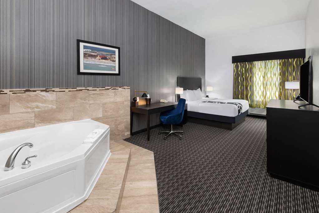 La Quinta Inn & Suites by Wyndham Austin Cedar Park - photo 28
