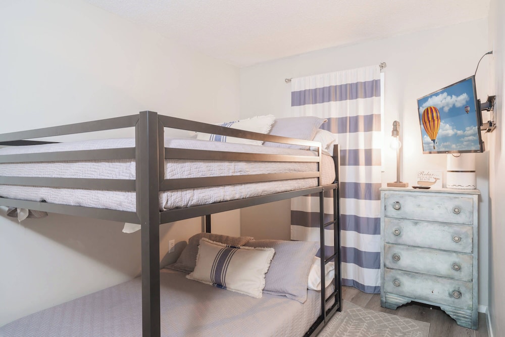 Bethys Beachy Beauty Regency Towers - photo 2