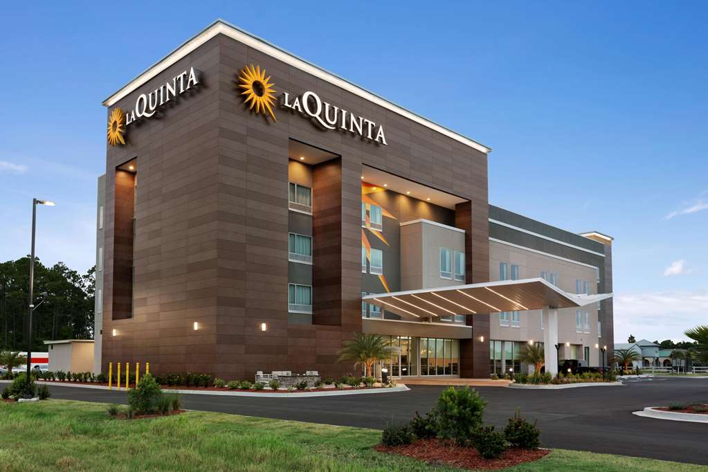 La Quinta Inn & Suites by Wyndham Brunswick Golden Isles - photo 3