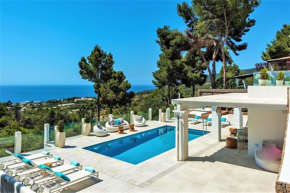 Villa Beluga — 4-Star Luxury Hotel in Sant Josep De Sa Talaia, Spain