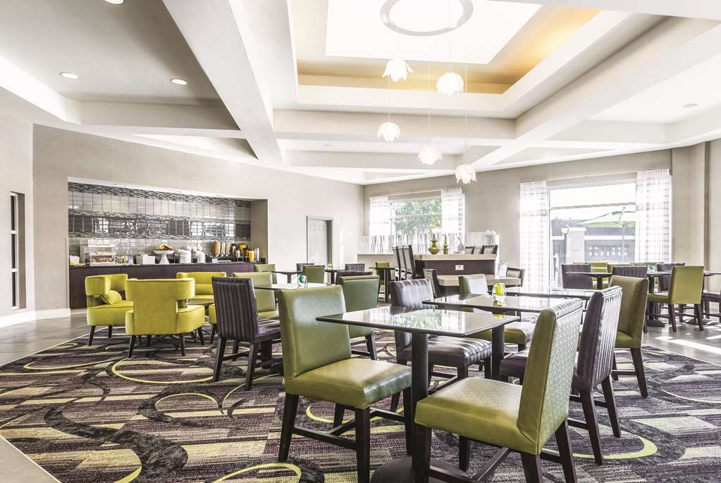 La Quinta Inn & Suites by Wyndham Alexandria Airport - photo 37