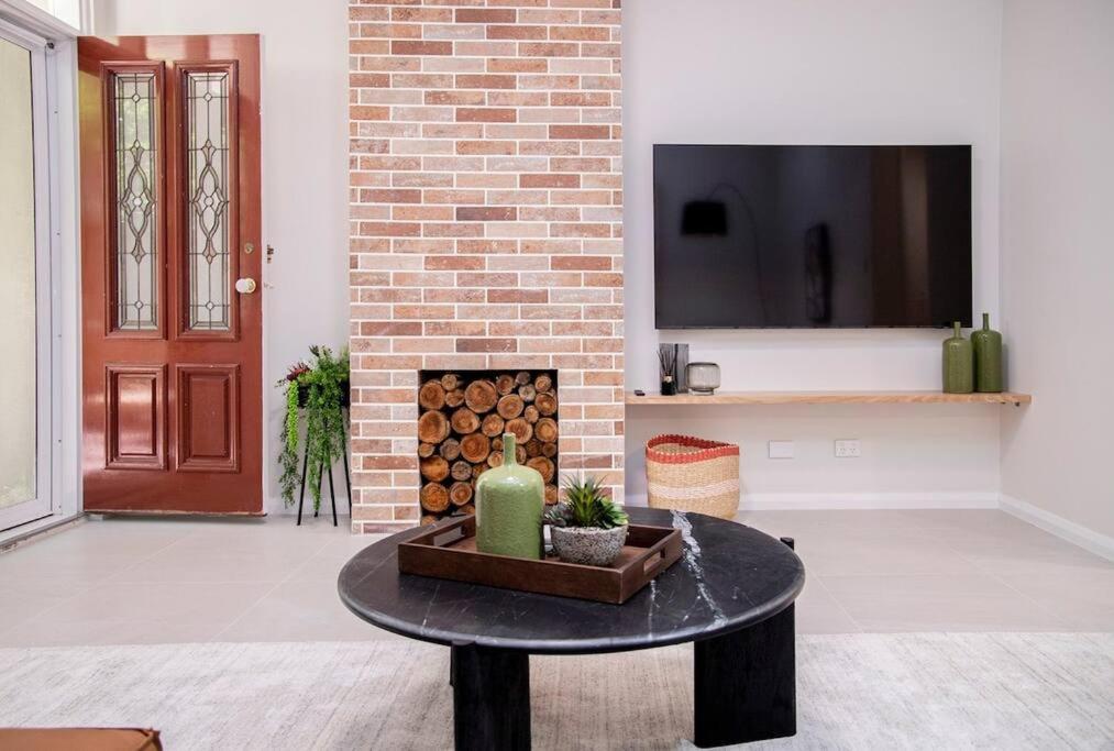 Stunning Northbridge Townhouse W Off St Parking — 4-Star Luxury Hotel in Perth, Australia