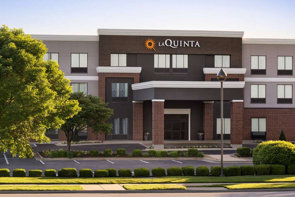 La Quinta Inn & Suites by Wyndham Springfield Airport Plaza - photo 3