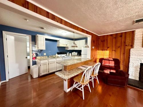 Cottage 5 Lees Ford Marina — 4-Star Luxury Hotel in Ridgetop, United States