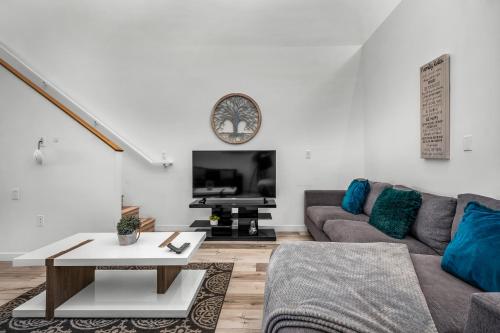 1 Bedroom Lofts in Hollywood Modern Design Balcony Parking & Hollywood Sign — 4-Star Luxury Hotel in Los Angeles, United States