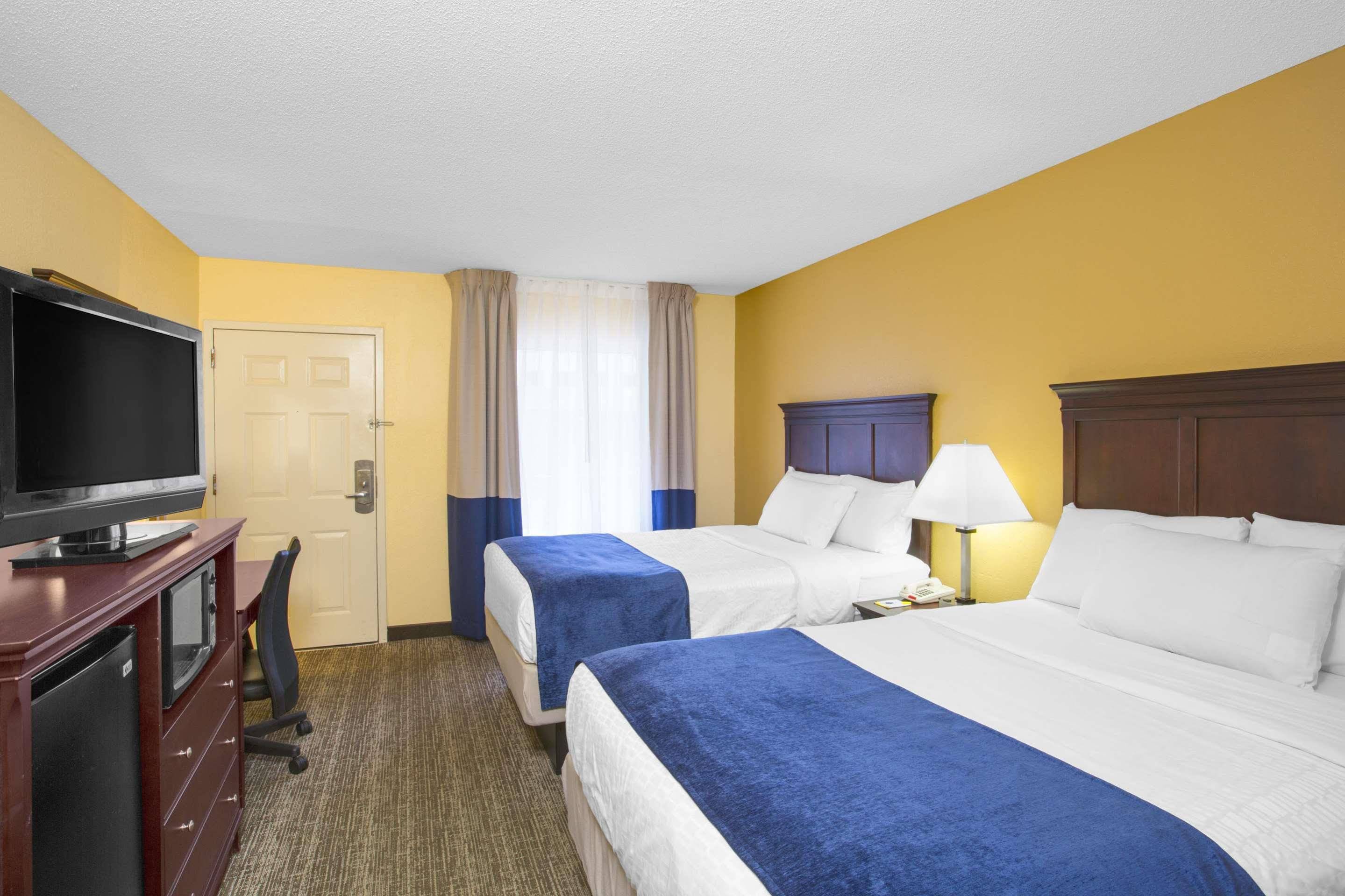 Days Inn by Wyndham Charleston Historic District - photo 7