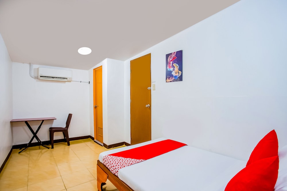 Vaccinated Staff OYO 808 Mye Tourist Inn in Pasay, Philippines